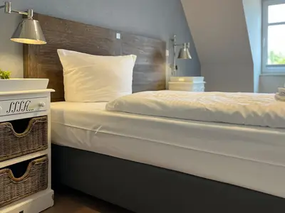 1. Schlafzimmer mit Blick zum Fenster