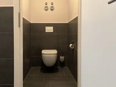 Badezimmer mit separatem WC