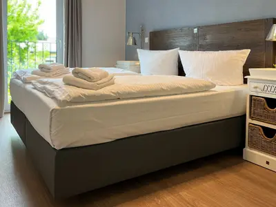 Schlafzimmer mit Doppelbett