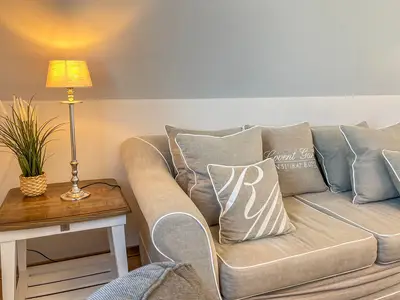 Wohnzimmer mit Couch und Sesseln