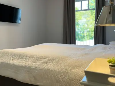 Schlafzimmer mit TV