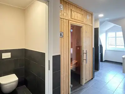 Badezimmer mit separatem WC