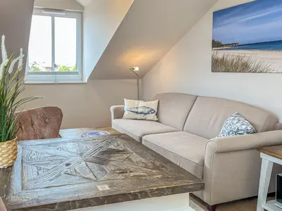 Essbereich mit Blick ins Wohnzimmer