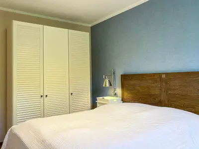 Schlafzimmer mit Schrank