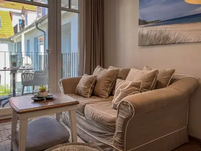 Wohnbereich mit Blick zum Balkon