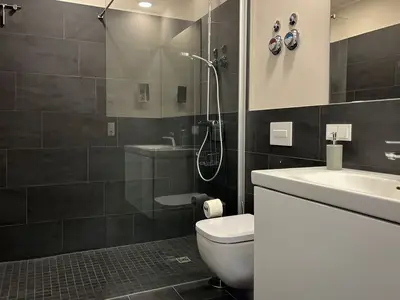 Badezimmer mit Dusche