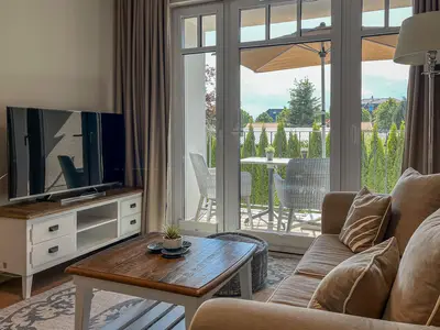 Wohnbereich mit Sitzecke und TV