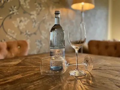 Wasser auf dem Tisch