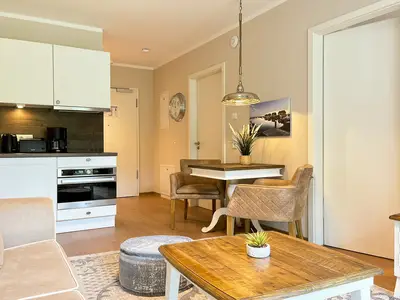 Wohnzimmer mit Essbereich und Küchenzeile