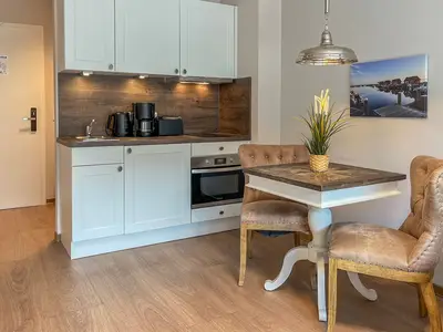 Küchenzeile mit Ceran und Essecke