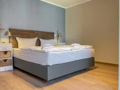 Schlafzimmer mit Doppelbett