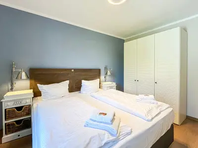 Schlafzimmer mit Doppelbett