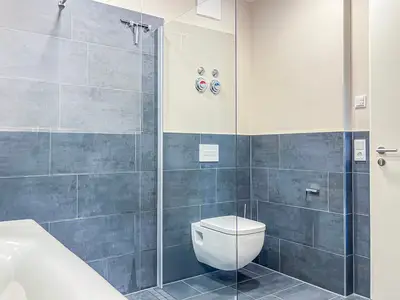 Badezimmer mit Dusche und WC