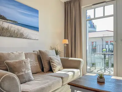 Wohnzimmer mit Blick zum Balkon