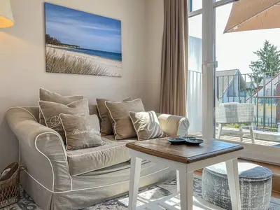 Wohnbereich mit Blick zum Balkon