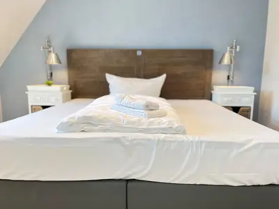 Schlafzimmer mit Doppelbett