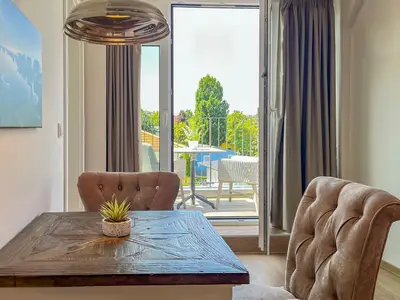 Blick vom Essbereich zum Balkon