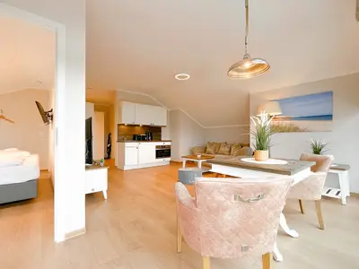 Wohnzimmer mit blick zur Küche und Schlafzimmer