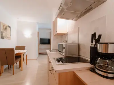 Studio Apart - Küchenzeile; Blick ins Schlafzimmer