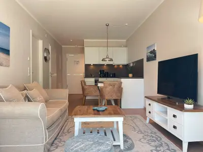 Wohnzimmer mit Blick zur Küchenzeile