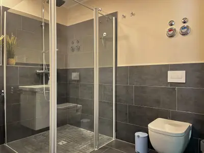 Badezimmer mit Dusche und WC