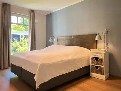 Schlafzimmer mit Blick aufs Fenster