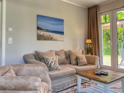 2er Sofa und Sessel im Wohnzimmer