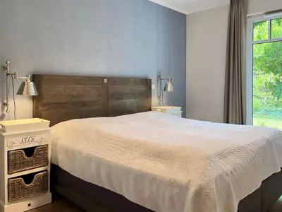 Schlafzimmer mit Doppelbett