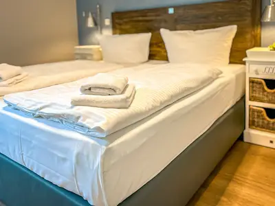 Schlafzimmer mit Doppelbett