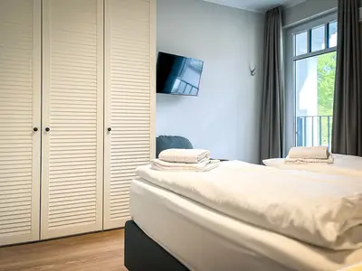 Schlafzimmer mit Kleiderschrank