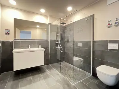 Badezimmer mit ebenerdiger Dusche