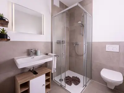 Bad mit Dusche WC Fewo Schwaiger