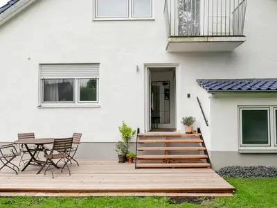 Eingangsbereich mit Terrassen Bild 2