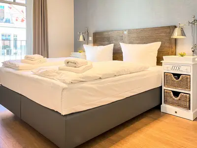 Schlafzimmer mit Doppelbett