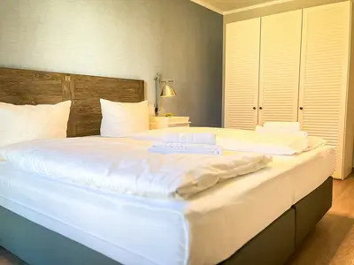 Schlafzimmer mit Kleiderschrank