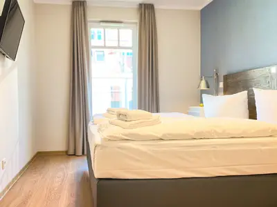 Schlafzimmer mit Blick zum Fenster