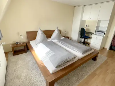 Schlafzimmer mit Doppelbett