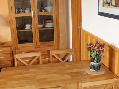 Esstisch und Geschirrschrank