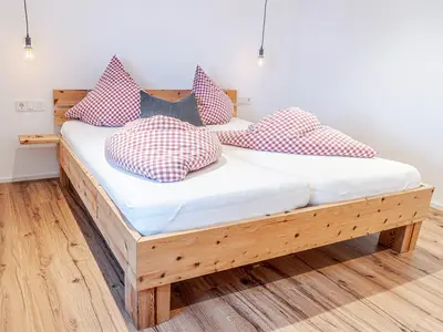 Schlafzimmer mit Zirbenbett