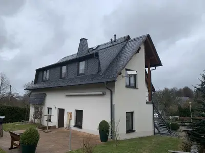 Rückseite mit Terasse