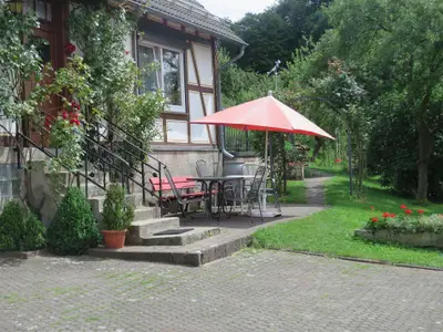 Terrasse mit Blick in die Streuobstwiese