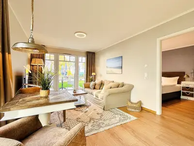 Wohnzimmer mit Blick zum Schlafzimmer