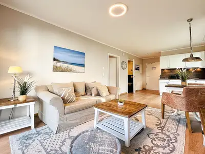 Wohnzimmer mit 2er-Sofa