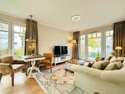 Wohnzimmer mit Essbereich und TV