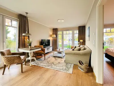 Wohnzimmer mit Blick zu Terrasse und Schlafzimmer