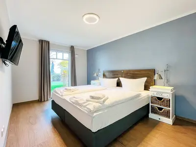 Schlafzimmer mit bezogenem Doppelbett