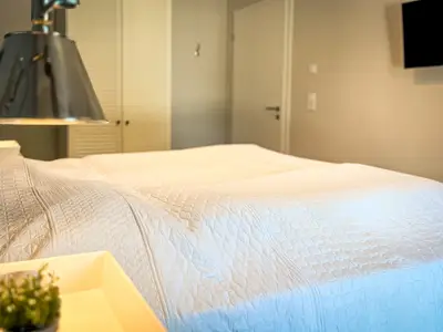 Schlafzimmer mit Kleiderschrank