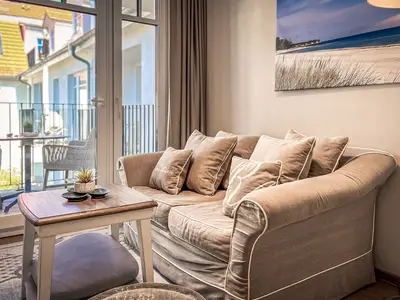 Wohnzimmer mit Blick zum Balkon