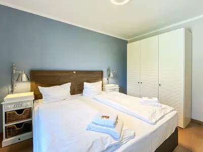 Schlafzimmer mit Kleiderschrank