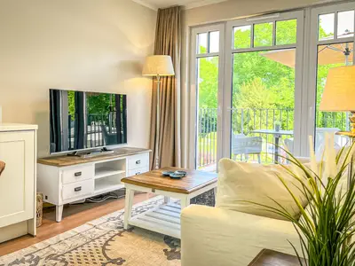 Wohnzimmer mit Blick auf den TV